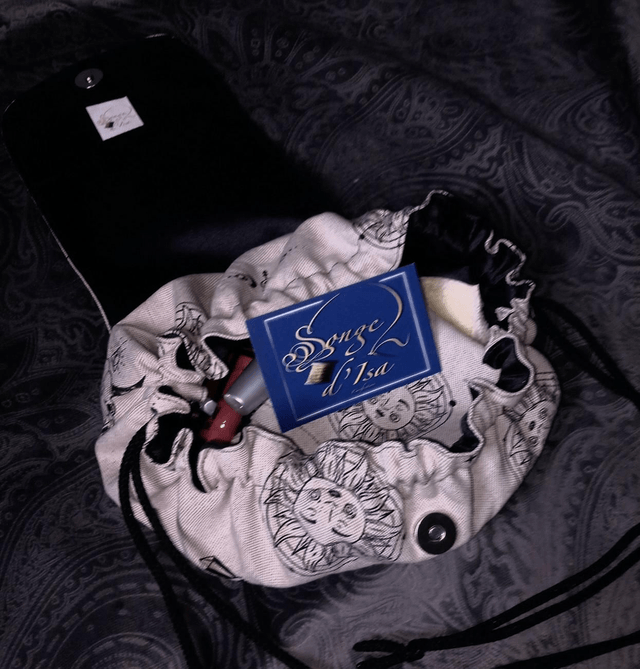 Douce Aura – Trousse de maquillage avec gants démaquillants.