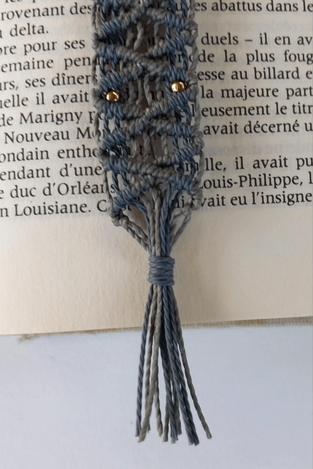 Marque page micro-macramé gris bleu 