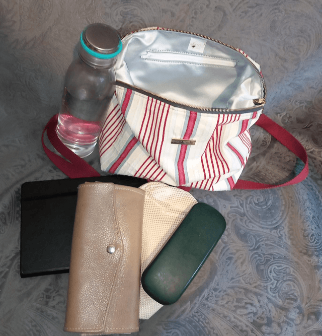 Escapade – Le Sac Bandoulière Élégant en Toile de Coton avec Détails Dorés